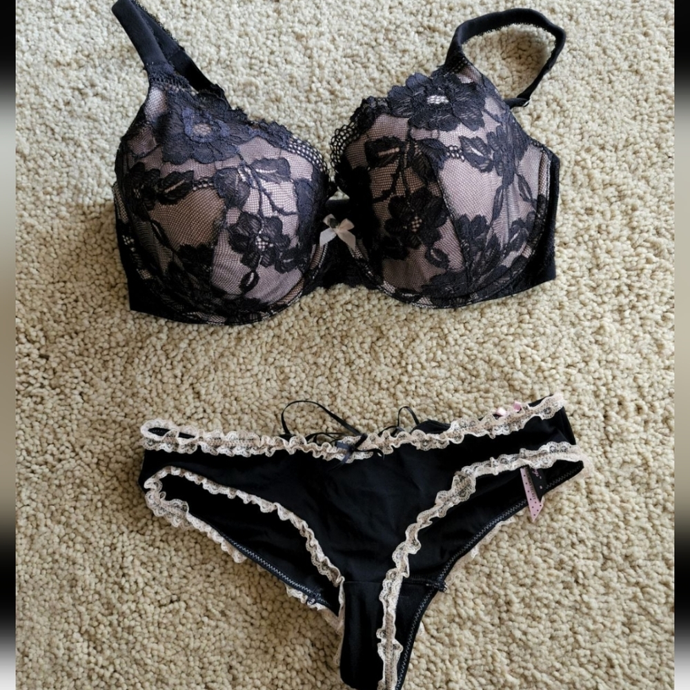 Victoria's Secret Lace Bra Panty Set NEW!